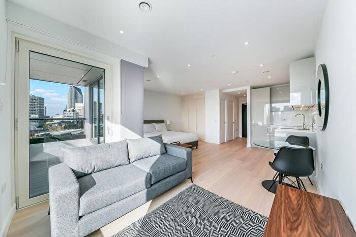 Flat To Rent In Deacon Street, Elephant & Castle, London, SE17