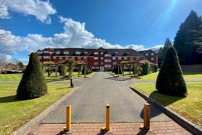 2 Bedroom Flat To Rent In Elizabeth Drive, Banstead, SM7