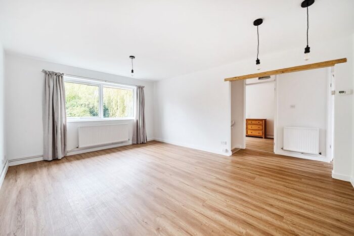 2 Bedroom Flat To Rent In Ray Park Avenue, Maidenhead, SL6