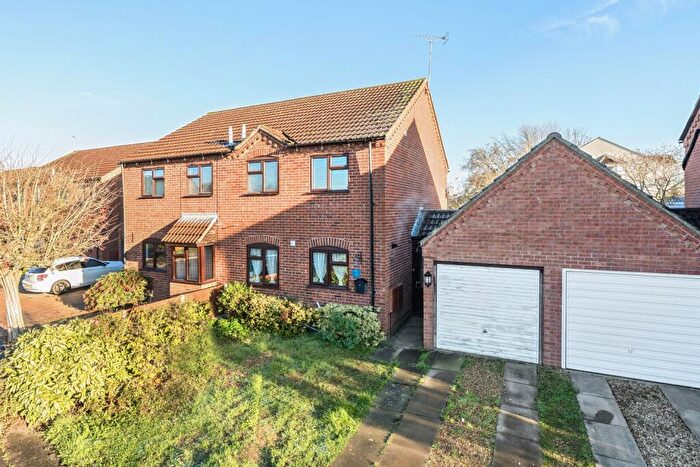 3 Bedroom Semi Detached House For Sale In Walton Park, Peterborough, PE4