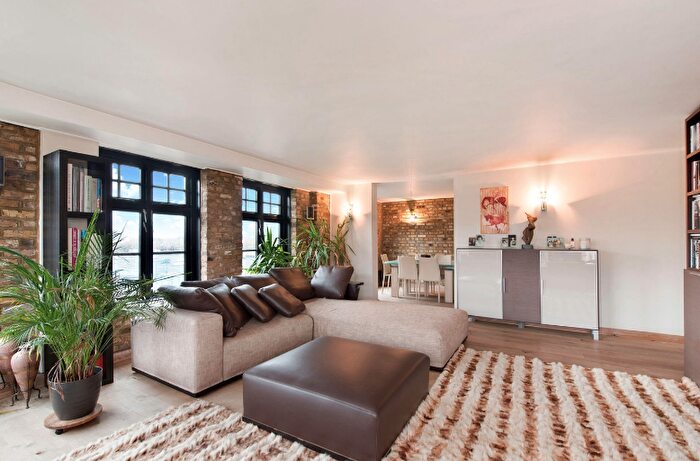 2 Bedroom Flat For Sale In Sanctuary Court, Reardon Path, London, E1W
