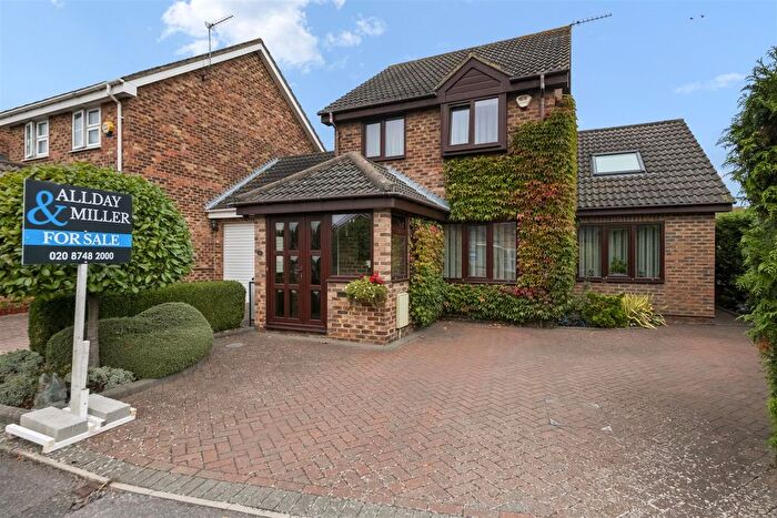 4 Bedroom Detached House For Sale In Cosgrove Close, Hayes, UB4