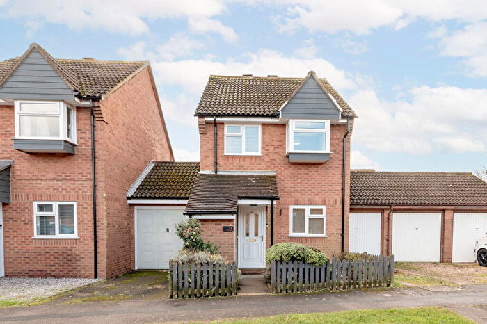 3 Bedroom Link Detached House For Sale In Huntsman Grove, Blakelands, Milton Keynes, MK14