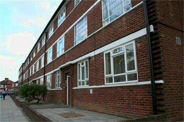 2 Bedroom Flat To Rent In Beverley Drive, Edgware, HA8