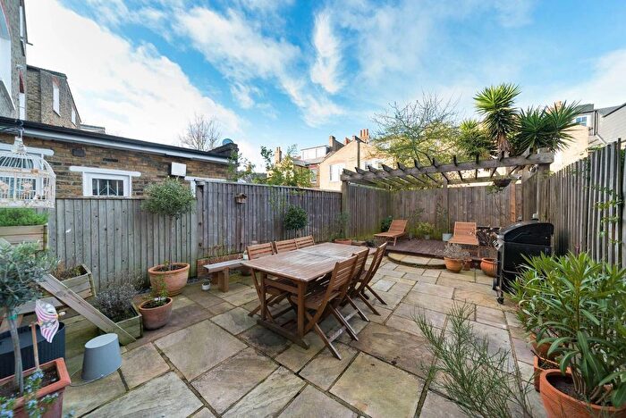 2 Bedroom Flat For Sale In Cavendish Road, Clapham South, London, SW12