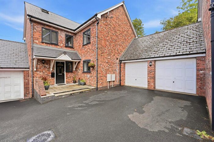 4 Bedroom Link Detached House For Sale In Hawthorn Road, Bollington, SK10