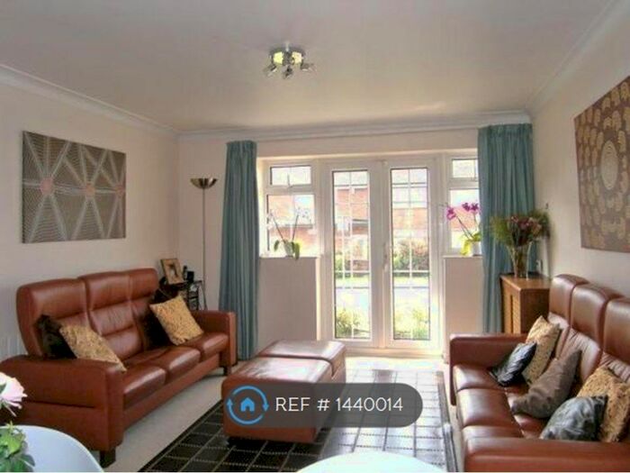 2 Bedroom Flat To Rent In Arncliffe Court, Leeds, LS16