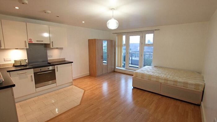 Studio To Rent In Greyhound Hill, London, NW4