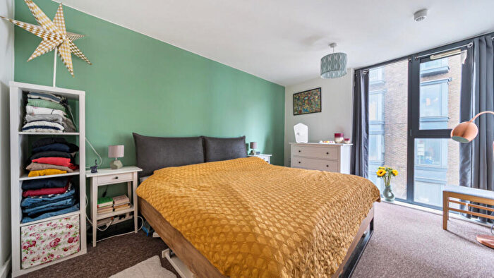 2 Bedroom Flat For Sale In Taylor Place, Bow, E3