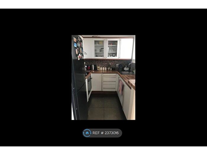 1 Bedroom Flat To Rent In Hamlyn House, Feltham, TW13