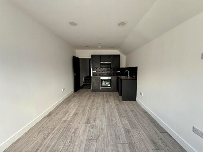 2 Bedroom Flat To Rent In Albany Road, Cardiff, CF24