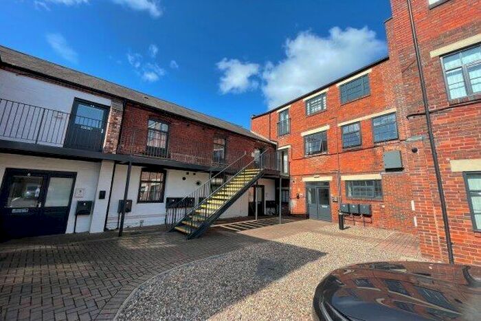 2 Bedroom Flat To Rent In Chapel Street, Stourbridge, DY9