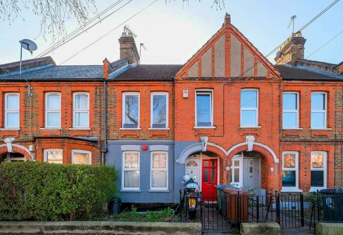 2 Bedroom Flat To Rent In Winns Avenue, London, E17