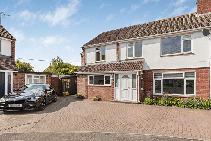 5 Bedroom Semi-Detached House For Sale In Steptoe Close, Grove, OX12