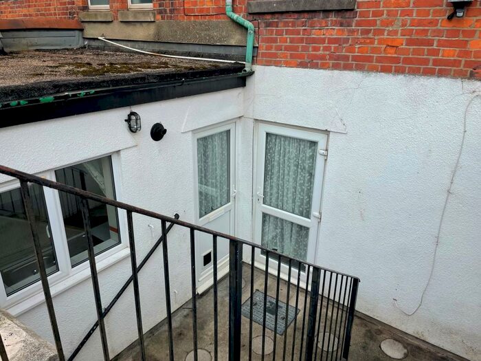 2 Bedroom Flat To Rent In Dawlish Flat, EX7