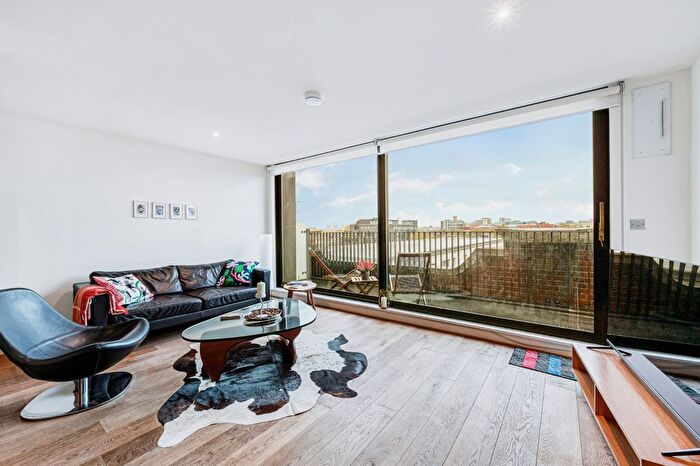 2 Bedroom Flat To Rent In Bazalgette Court, Great West Road, W6