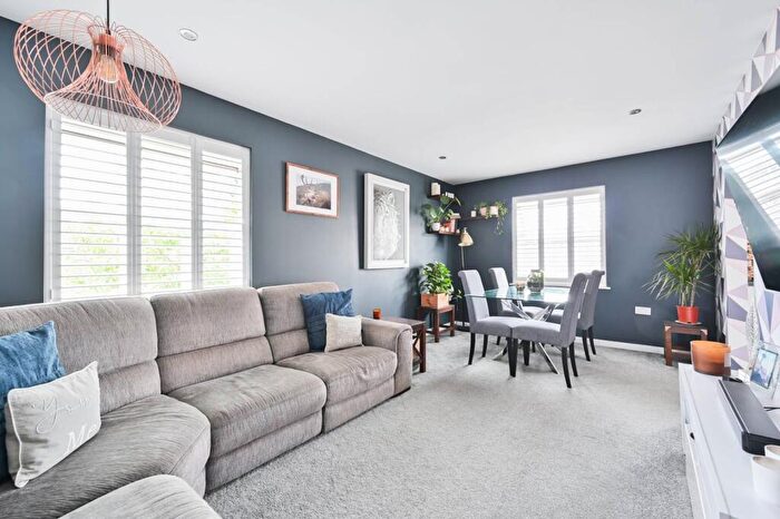 2 Bedroom Flat For Sale In Fourdrinier Way, Hemel Hempstead, HP3