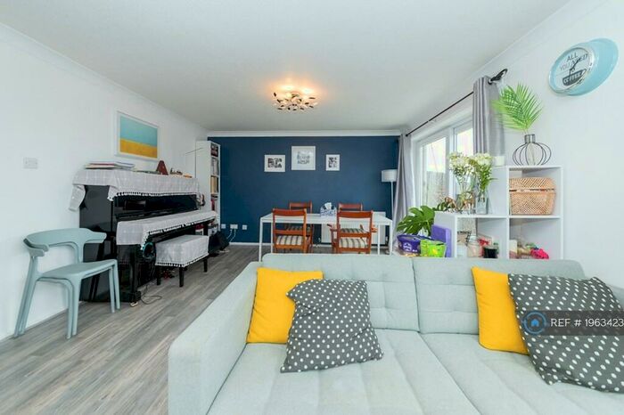 3 Bedroom Semi-Detached House To Rent In Kings Way, Reading, RG4