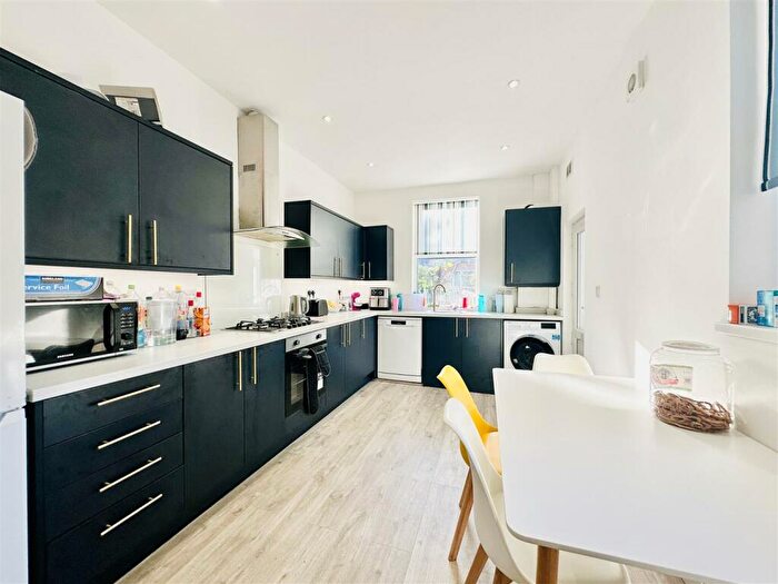 6 Bedroom House To Rent In Rolleston Drive, Nottingham, NG7