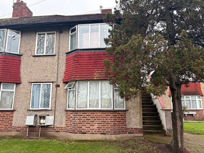 3 Bedroom Maisonette To Rent In Carlingford Gardens, Mitcham, CR4