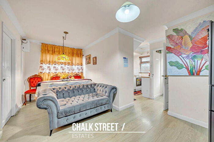 2 Bedroom Maisonette For Sale In Albert Road, Romford, RM1