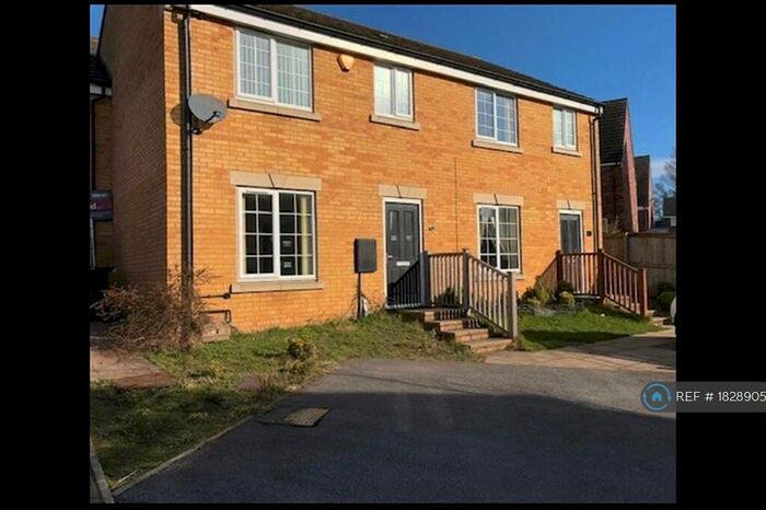 3 Bedroom Terraced House To Rent In The Fairway, Bradford, BD5