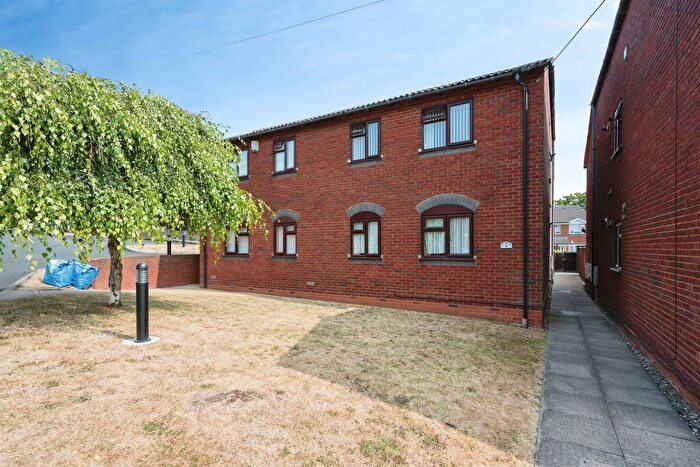2 Bedroom Flat For Sale In The Pineways, Oldbury, B69