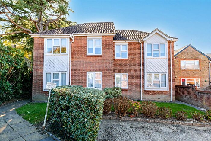 2 Bedroom Flat For Sale In Yew Treet Court, Barnet Lane, WD6