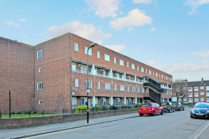 3 Bedroom Maisonette To Rent In Parkside Estate, Hackney., E9