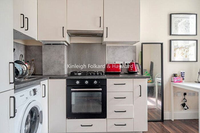 2 Bedroom Flat To Rent In Tankerville Road, Streathan, London, SW16
