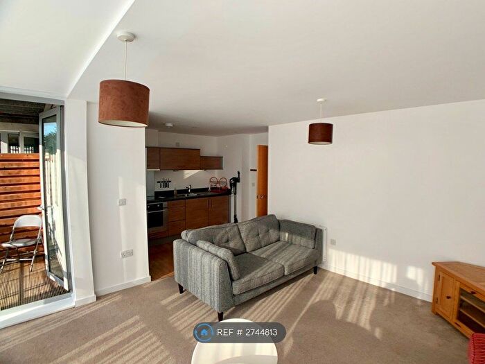 2 Bedroom Flat To Rent In Cross Street, Portsmouth, PO1