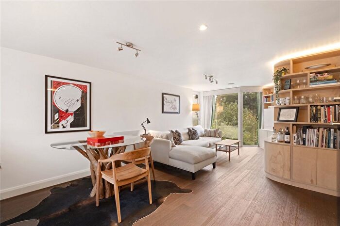 2 Bedroom Flat For Sale In Dunedin Mews, London, SW2