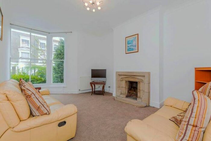 2 Bedroom Flat To Rent In Warwick Gardens, Kensington, London, W14
