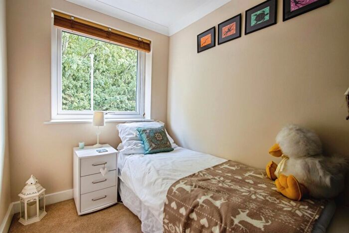 3 Bedroom Terraced House For Sale In Gray Court, Leeds, LS15