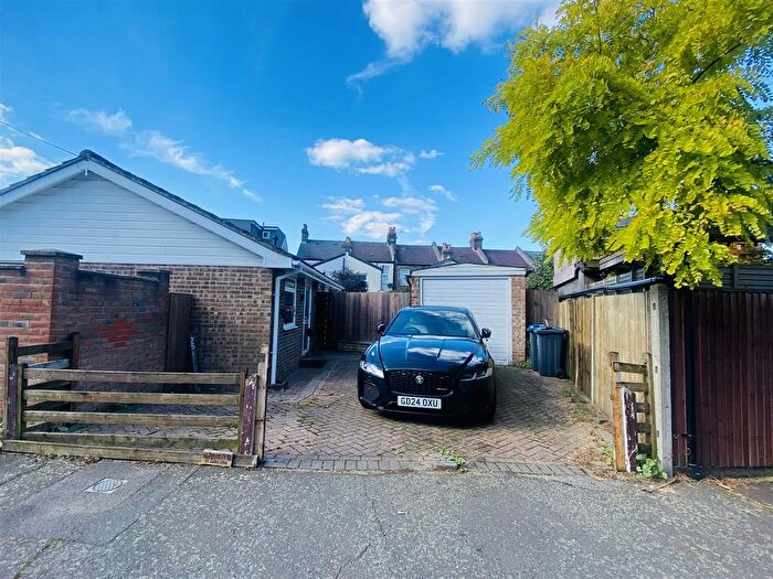 2 Bedroom Detached Bungalow For Sale In St. Lukes Close, Woodside, Croydon, SE25