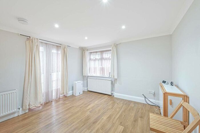 2 Bedroom Flat To Rent In Station Road, London, Hendon, London, NW4
