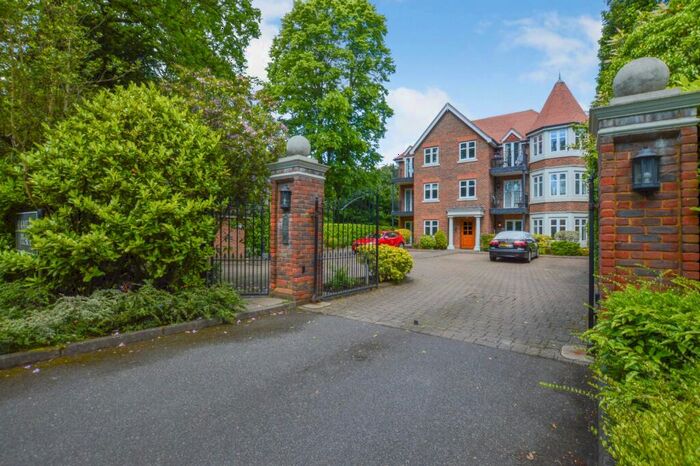 2 Bedroom Apartment To Rent In Old Woking Road, West Byfleet, Surrey, KT14