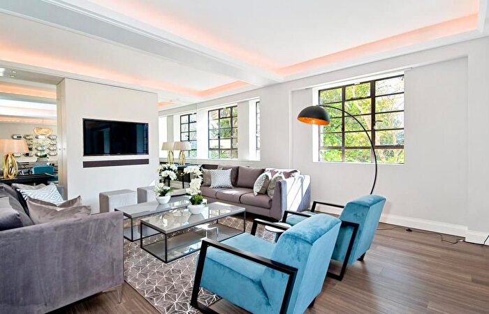 3 Bedroom Flat To Rent In George Street, Marylebone, London, W1H