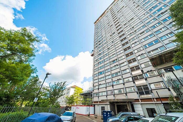 2 Bedroom Flat For Sale In Queensdale Crescent, London, W11