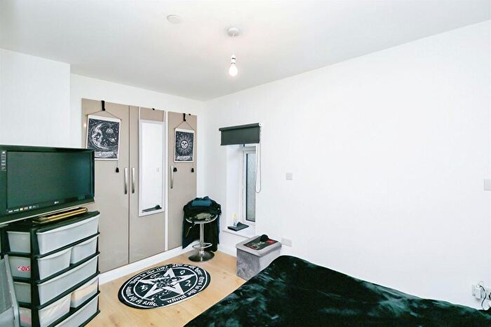 1 Bedroom Flat For Sale In Glebe Street, Penarth, CF64