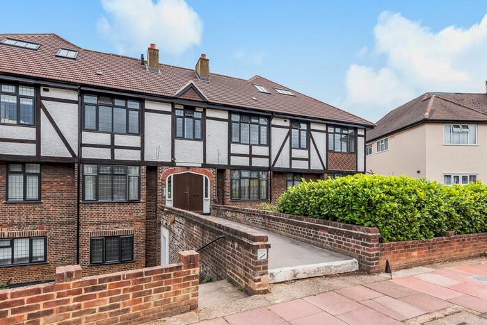 4 Bedroom Flat To Rent In Foxgrove Avenue, Beckenham, BR3