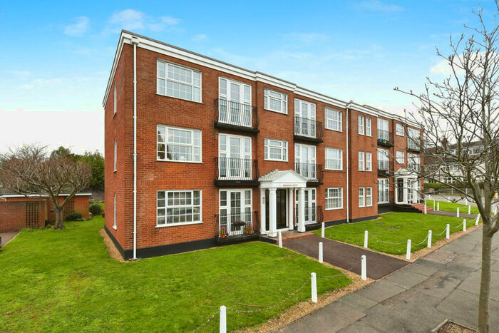 2 Bedroom Flat For Sale In Kings Road, Westcliff-on-sea, SS0