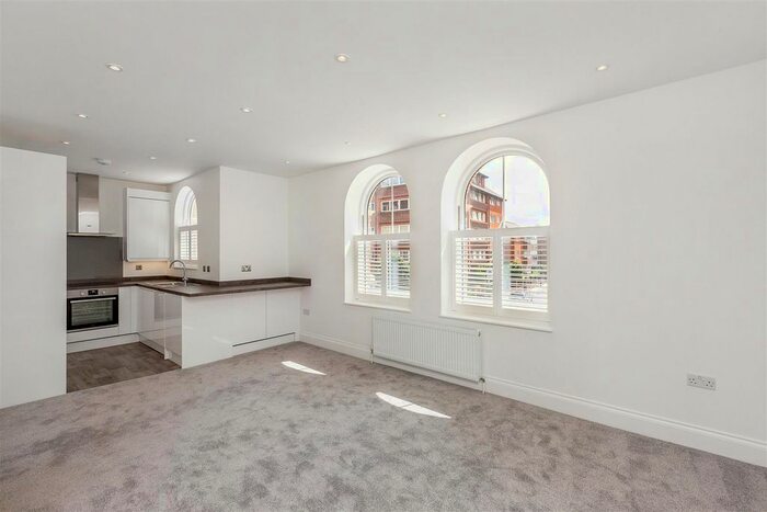 2 Bedroom Flat To Rent In The Broadway, London, SW19