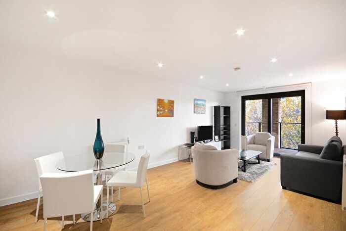 3 Bedroom Flat To Rent In Casson Apartments, Upper North Street, E14