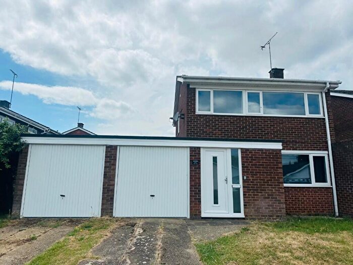 3 Bedroom Link Detached House For Sale In Baccara Grove, Bletchley, Milton Keynes, MK2