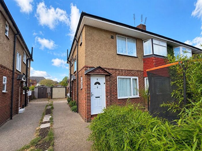2 Bedroom Maisonette For Sale In Montrose Road, Bedfont, TW14