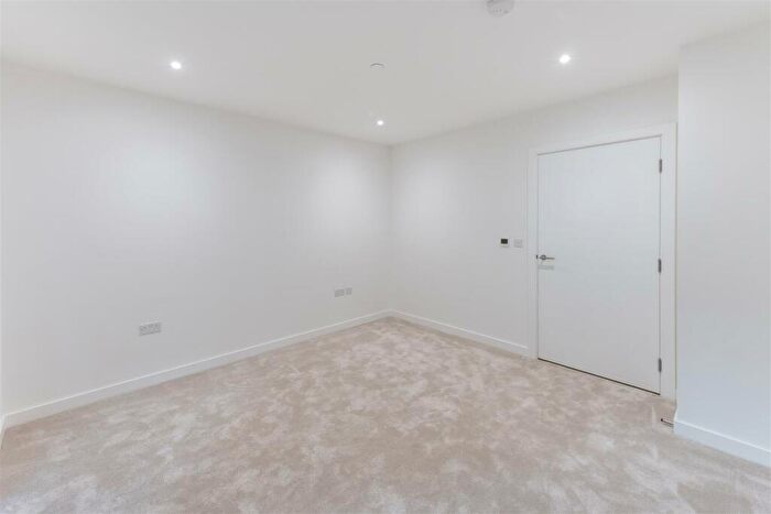 2 Bedroom Apartment To Rent In Anax Street, London, N4