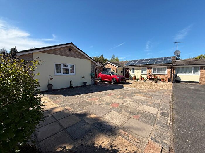 3 Bedroom Bungalow For Sale In Bonsey Close, Woking, GU22