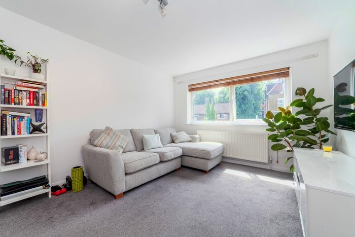1 Bedroom Flat To Rent In Bromley Grove, Bromley, BR2