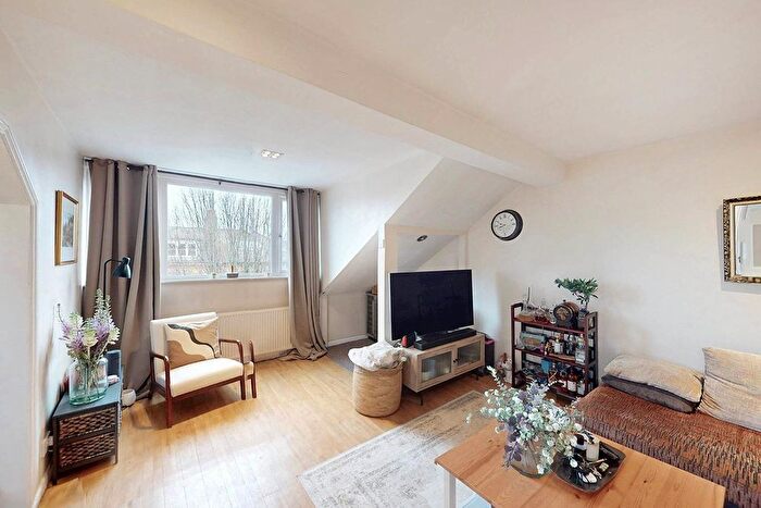 2 Bedroom Flat For Sale In Finsbury Park Road, London, N4